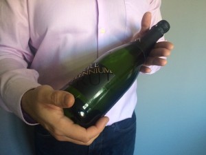 Abrir una botella de champagne o cava. Imagen. Botella con una inclinación aprox. de 45º. Abrir una botella de champagne o cava.