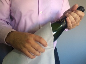 Abrir una botella de champagne o cava Imagen. Secar la botella con un lito. Abrir una botella de champagne o cava.