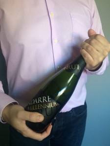 Abrir una botella de champagne o cava. Imagen. Sujetar la botella por la base y el tapón. Abrir una botella de champagne o cava.