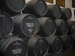 Imagen. El Vino de Jerez no desapareció con la dominación árabe de la Península Ibérica. En la imagen vemos las barricas del Moscatel Toneles, uno de los mejores jereces que existen.