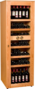 Imagen. Una Vinoteca de madera es decorativa y permite almacenar las referencias imprescindibles.