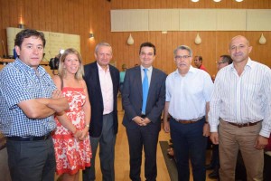 imagen, consejero con los nuevos portavoces de vino de Cooperativas Agroalimentarias de Castilla-La Mancha y la alcaldesa de Tomelloso