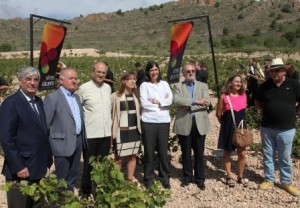 Foto de la celebración de vendimia en Alicante con Maria Blasco como madrina. Vinos de Alicante DOP y Bodegas Sierra Salinas