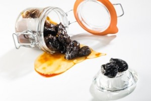 monastrell Imagen. Una cocina saludable para la monastrell. Ciruelas pasas con hueso
