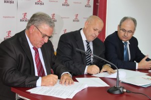 Imagen de la firma del convenio. La D.O. Ca. Rioja difundirá la cultura del vino entre los jóvenes universitarios en colaboración con Fivin