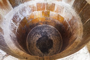 Imagen. Tina de piedra seca en su interior, forrada de baldosas barnizadas donde fermenta el mosto. Roqueta Origen.