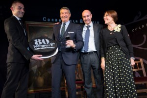 vinos de jerez De derecha a izquierda, Blanca del Rey, premio nacional de baile flamenco, Juan Manuel del Rey, propietario del Corral de la Morería y CésaR Saldaña, Director General del Consejo Regulador posando con un a tarta especialmente diseñada para la ocasión. Vinos de Jerez.