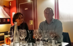 Viñedos Alonso del Yerro Imagen. María del Yerro y Stéphane Derenoncourt durante la cata. Viñedos Alonso del Yerro