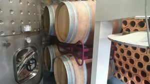 Barricas y botellero en las instalaciones de Bodega Vehemencia