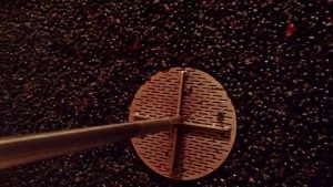 Bodega Apalaz Vigneron Imagen. Bazuqueo de mostos de forma manual .Bodega Apalaz Vigneron