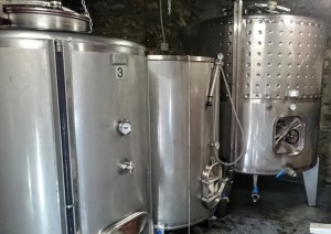 Bodegas Vehemencia Imagen. Depósitos de Inox en las instalaciones de Bodegas Vehemencia