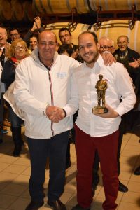 Imagen. Joaquín Ortega, presidente del Club Seat 600 de Albacete, entregó un reconocimiento al trabajo de Bodega Iniesta