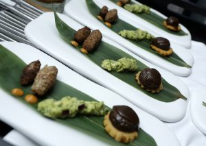 Arepas de Rabo de Toro y guacamole y quiper con emulsión de rocotto, maridado con Pago Negralada 2011