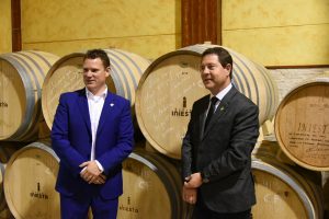El presidente de Castilla-La Mancha visita la Bodega Iniesta El presidente de Castilla-La Mancha visita la Bodega Iniesta