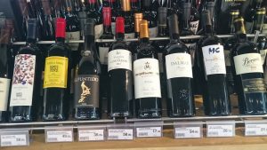 Imagen. Botellas de La Rioja en una tienda de vinos especializada. 