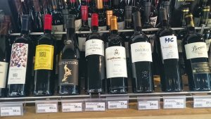 Imagen. Botellas de La Rioja en una tienda de vinos especializada.