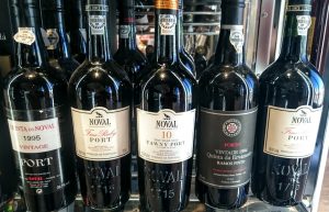 Imagen. Vinos de Oporto colocados en una incorrecta posición horizontal en un centro comercial de Madrid.