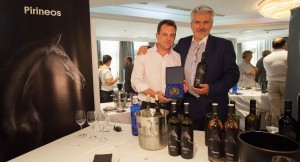 Carlos Pedros y Javier Fillat con el Baco de Oro de Pirineos Tinto Roble Carlos Pedros y Javier Fillat con el Baco de Oro de Pirineos Tinto Roble