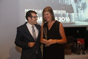 Irene Alemany recogiendo el premio de manos del multipremiado sumiller César Cánovas