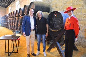José Mercé firma una bota en González Byass jose merce tio pepe