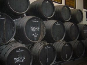 Imagen. El Vino de Jerez no desapareció con la dominación árabe de la Península Ibérica. En la imagen vemos las barricas del Moscatel Toneles, uno de los mejores jereces que existen.